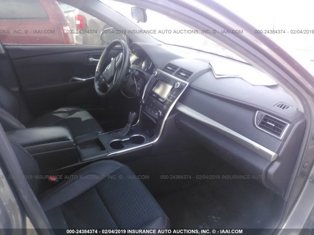 4T1BF1FK2FU940576 - 2015 TOYOTA CAMRY LE/XLE/SE/XSE 灰色 照片 5