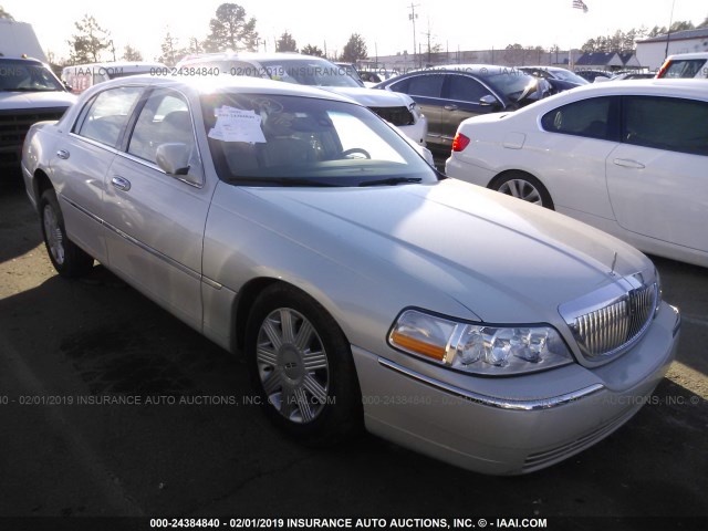 1LNHM83W54Y640133 - 2004 LINCOLN TOWN CAR ULTIMATE CREAM photo 1