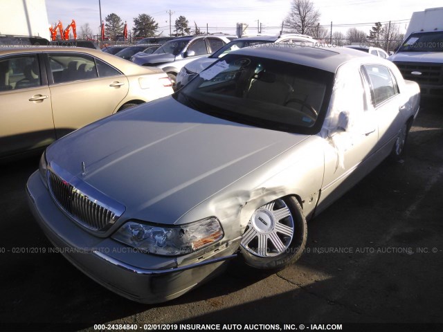 1LNHM83W54Y640133 - 2004 LINCOLN TOWN CAR ULTIMATE CREAM photo 2