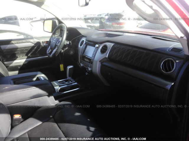 5TFAW5F19HX611227 - 2017 TOYOTA TUNDRA CREWMAX 1794/PLATINUM 红色 照片 5