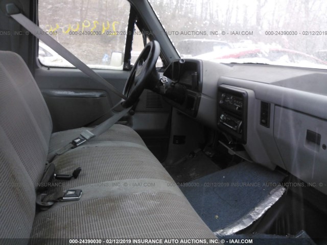 2FTDF15YXJCA38723 - 1988 FORD F150 GRAY photo 5