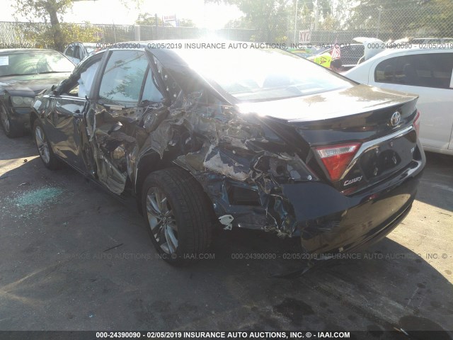 4T1BF1FK0HU735681 - 2017 TOYOTA CAMRY LE/XLE/SE/XSE BLACK photo 3