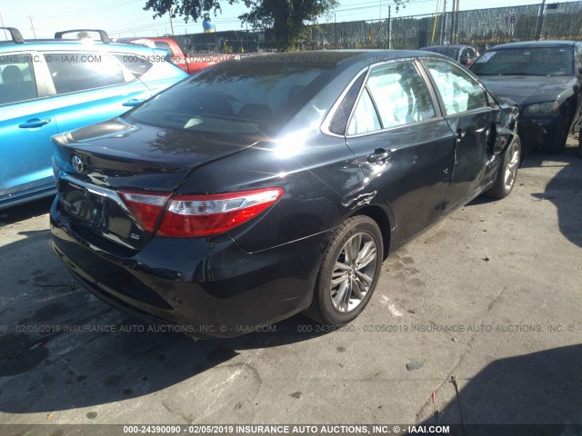 4T1BF1FK0HU735681 - 2017 TOYOTA CAMRY LE/XLE/SE/XSE BLACK photo 4