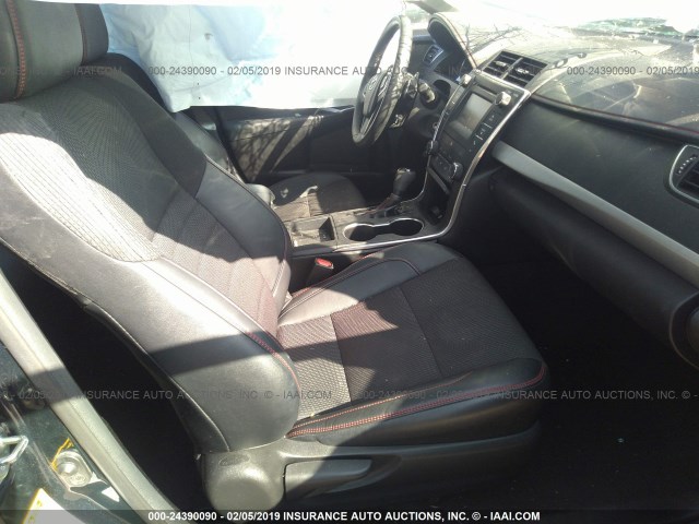 4T1BF1FK0HU735681 - 2017 TOYOTA CAMRY LE/XLE/SE/XSE BLACK photo 5