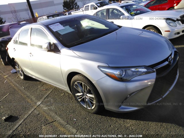 4T1BF1FK2GU261960 - 2016 TOYOTA CAMRY LE/XLE/SE/XSE ვერცხლისფერი ფოტო 1