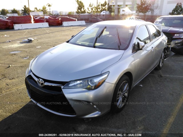 4T1BF1FK2GU261960 - 2016 TOYOTA CAMRY LE/XLE/SE/XSE ვერცხლისფერი ფოტო 2