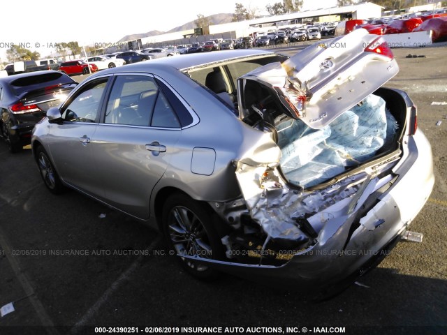 4T1BF1FK2GU261960 - 2016 TOYOTA CAMRY LE/XLE/SE/XSE ვერცხლისფერი ფოტო 3