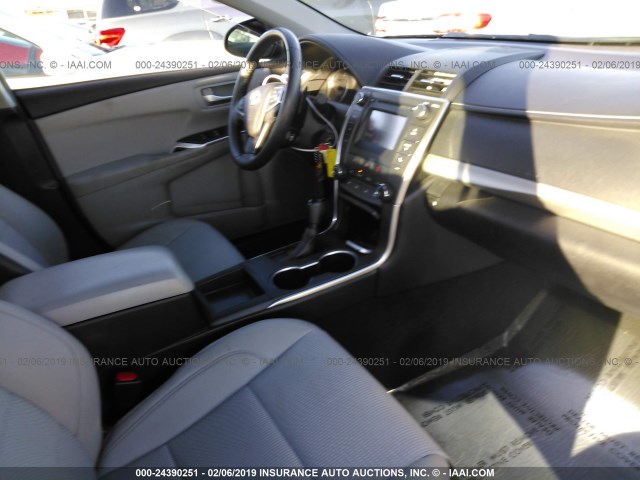 4T1BF1FK2GU261960 - 2016 TOYOTA CAMRY LE/XLE/SE/XSE ვერცხლისფერი ფოტო 5