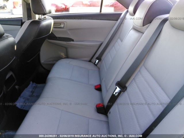 4T1BF1FK2GU261960 - 2016 TOYOTA CAMRY LE/XLE/SE/XSE ვერცხლისფერი ფოტო 8