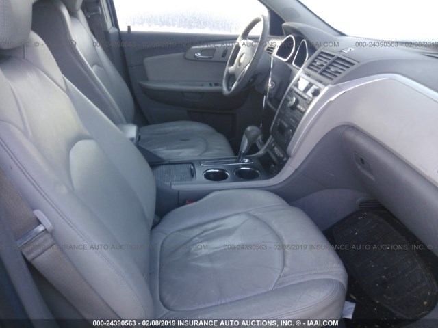 1GNKRJED8BJ250445 - 2011 CHEVROLET TRAVERSE LT SILVER photo 5