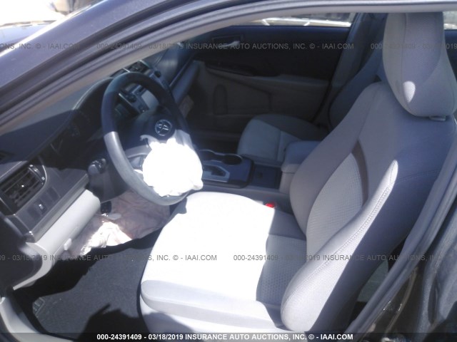 4T4BF1FK2ER419605 - 2014 TOYOTA CAMRY L/SE/LE/XLE GRAY photo 5