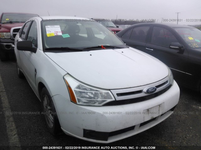 1FAHP35N48W157923 - 2008 FORD FOCUS SE/SEL/SES WHITE photo 2