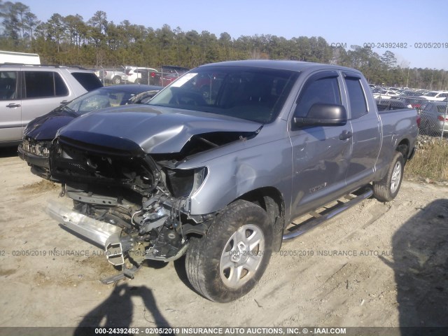 5TFRU5F1XDX028779 - 2013 TOYOTA TUNDRA DOUBLE CAB SR5 SILVER photo 2