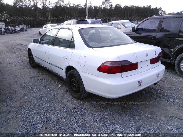 1HGCG5649WA186089 - 1998 HONDA ACCORD WHITE photo 3