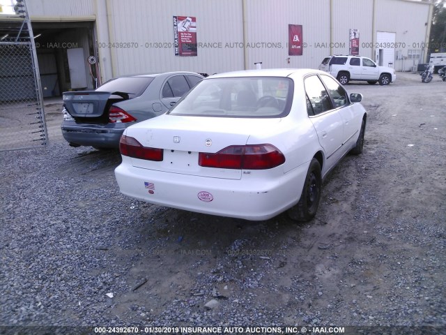 1HGCG5649WA186089 - 1998 HONDA ACCORD WHITE photo 4