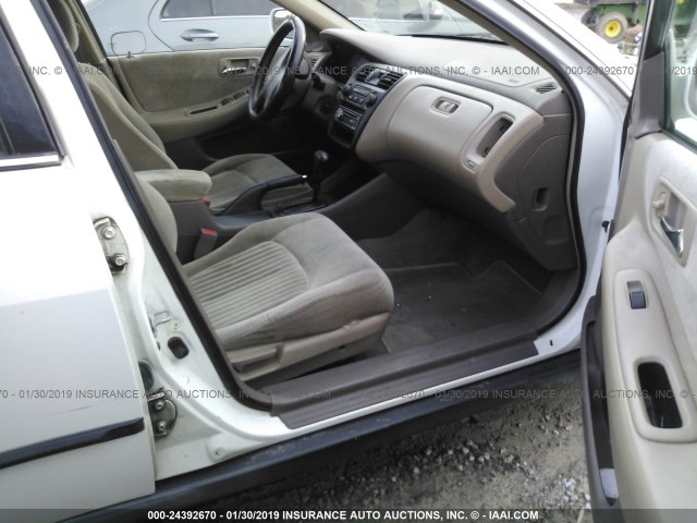 1HGCG5649WA186089 - 1998 HONDA ACCORD WHITE photo 5