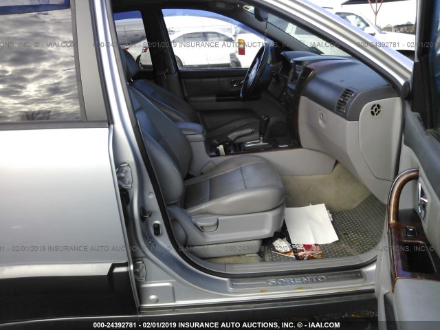 KNDJD733445311995 - 2004 KIA SORENTO EX/LX GRAY photo 5