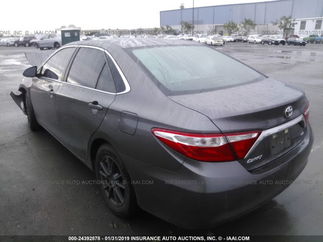 4T4BF1FKXFR487748 - 2015 TOYOTA CAMRY LE/XLE/SE/XSE GRAY photo 3