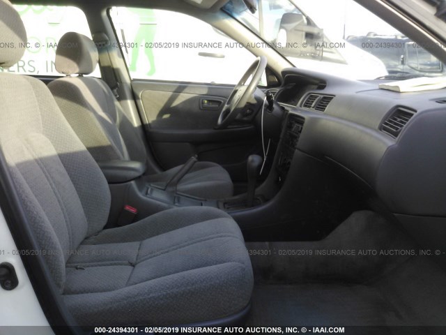4T1BF22K61U968272 - 2001 TOYOTA CAMRY LE/XLE Ақ фото 5