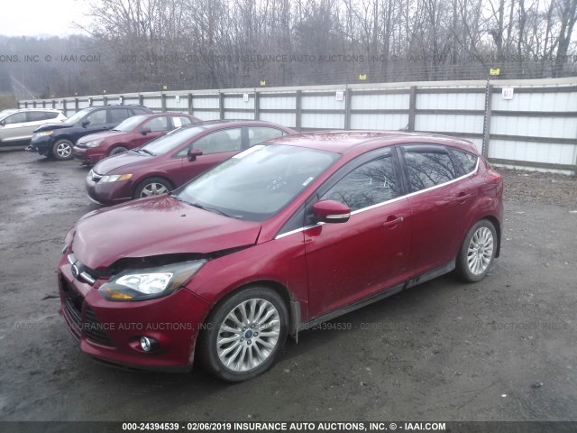 1FAHP3N20CL369928 - 2012 FORD FOCUS TITANIUM RED photo 2