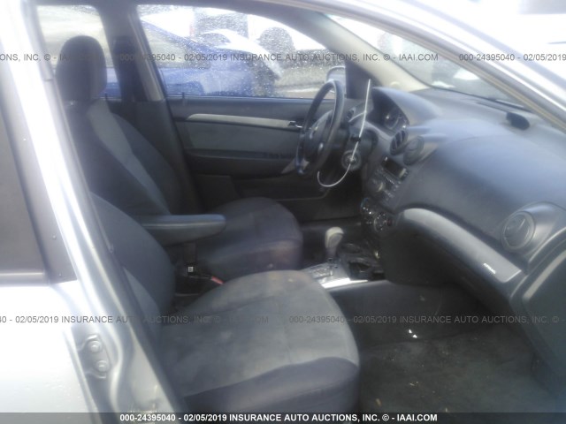 KL1TD6DE5BB208657 - 2011 CHEVROLET AVEO LS/LT Күміс фото 5