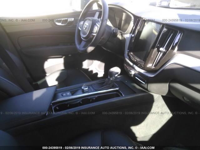 YV4A22RK3J1093197 - 2018 VOLVO XC60 T6/MOMENTUM GRAY photo 5