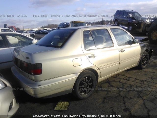 3VWRA81HXTM132494 - 1996 VOLKSWAGEN JETTA GL SILVER photo 4