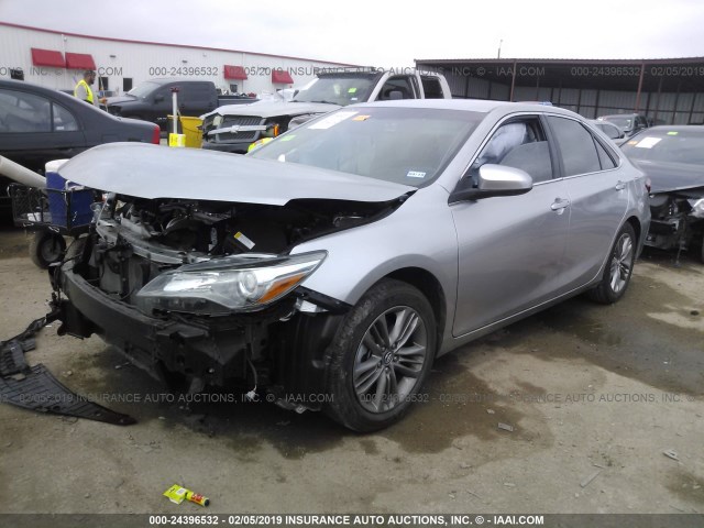 4T1BF1FK5GU214714 - 2016 TOYOTA CAMRY LE/XLE/SE/XSE SILVER photo 2