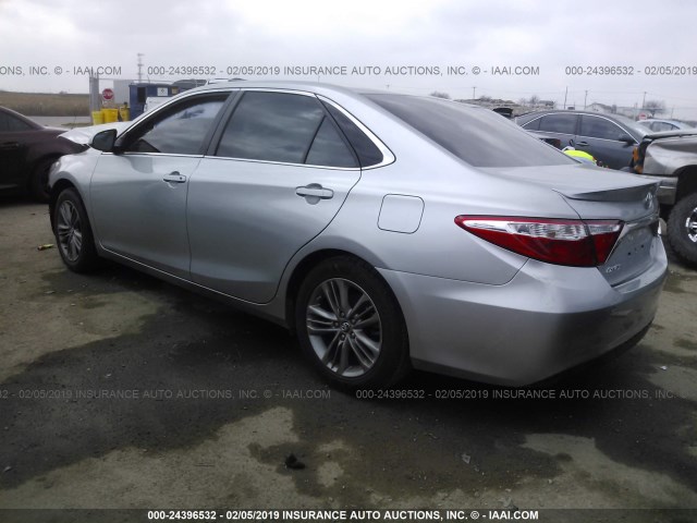 4T1BF1FK5GU214714 - 2016 TOYOTA CAMRY LE/XLE/SE/XSE SILVER photo 3
