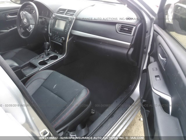 4T1BF1FK5GU214714 - 2016 TOYOTA CAMRY LE/XLE/SE/XSE SILVER photo 5