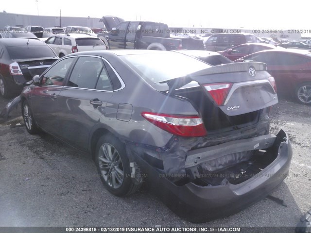 4T1BF1FK0GU543871 - 2016 TOYOTA CAMRY LE/XLE/SE/XSE ნაცრისფერი ფოტო 3