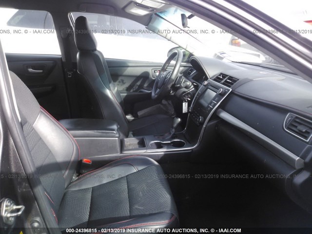 4T1BF1FK0GU543871 - 2016 TOYOTA CAMRY LE/XLE/SE/XSE ნაცრისფერი ფოტო 5