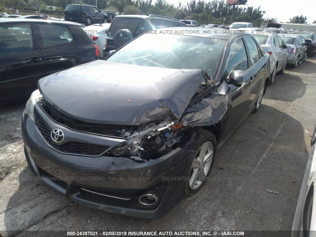 4T1BF1FK5EU429412 - 2014 TOYOTA CAMRY L/SE/LE/XLE ნაცრისფერი ფოტო 2