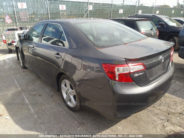4T1BF1FK5EU429412 - 2014 TOYOTA CAMRY L/SE/LE/XLE ნაცრისფერი ფოტო 3