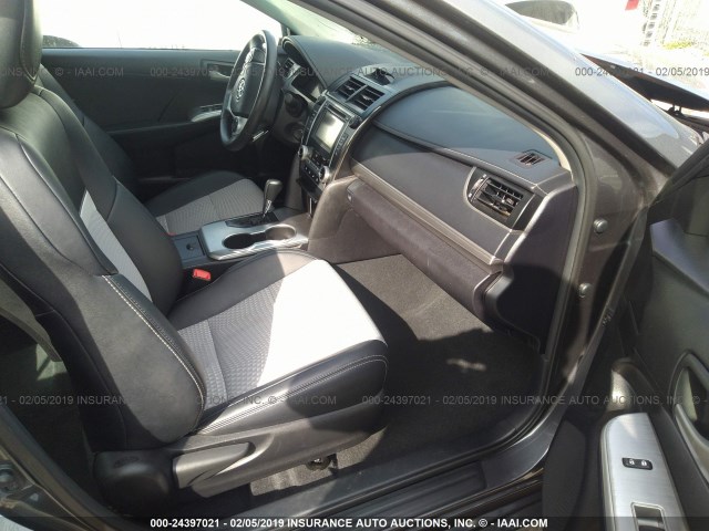 4T1BF1FK5EU429412 - 2014 TOYOTA CAMRY L/SE/LE/XLE ნაცრისფერი ფოტო 5