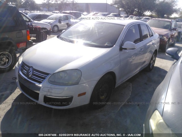 3VWRM71K98M015672 - 2008 VOLKSWAGEN JETTA SE/SEL WHITE photo 2