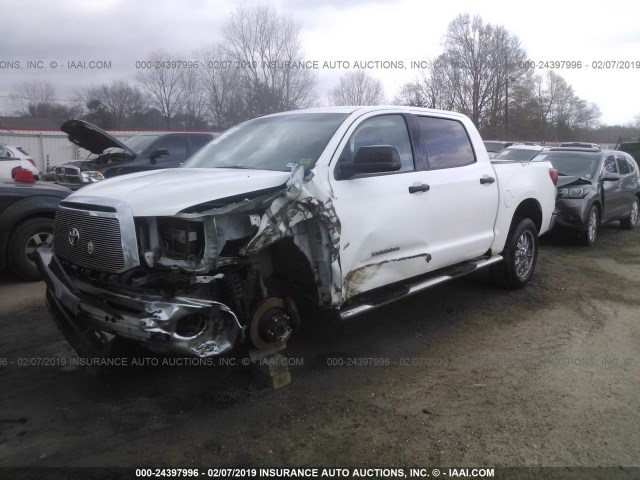 5TFDW5F13BX205772 - 2011 TOYOTA TUNDRA CREWMAX SR5 WHITE photo 2