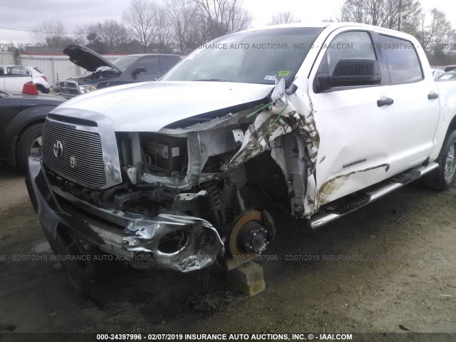 5TFDW5F13BX205772 - 2011 TOYOTA TUNDRA CREWMAX SR5 WHITE photo 6