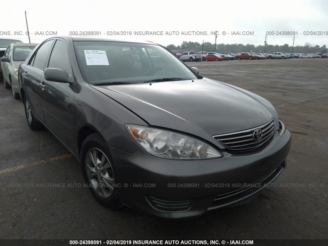 4T1BF32K55U595480 - 2005 TOYOTA CAMRY LE/XLE/SE GRAY photo 1