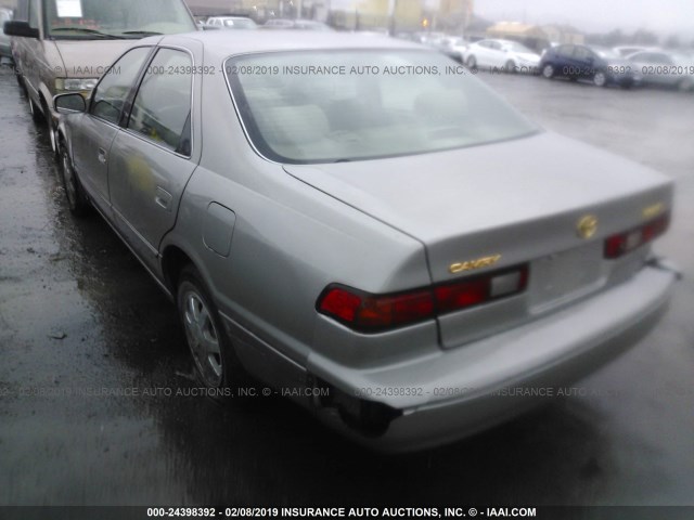 JT2BG22K7V0015271 - 1997 TOYOTA CAMRY LE/XLE SILVER photo 3