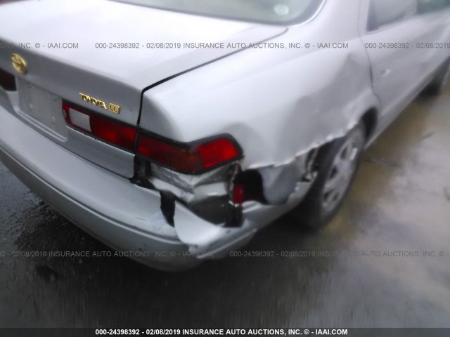 JT2BG22K7V0015271 - 1997 TOYOTA CAMRY LE/XLE SILVER photo 6