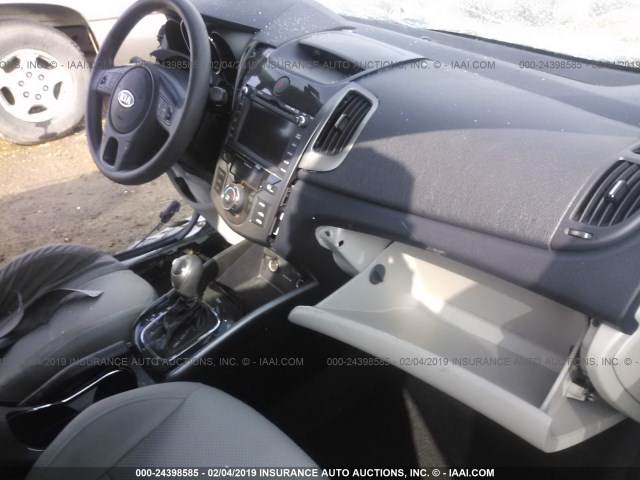 KNAFU6A20D5663317 - 2013 KIA FORTE EX WHITE photo 5