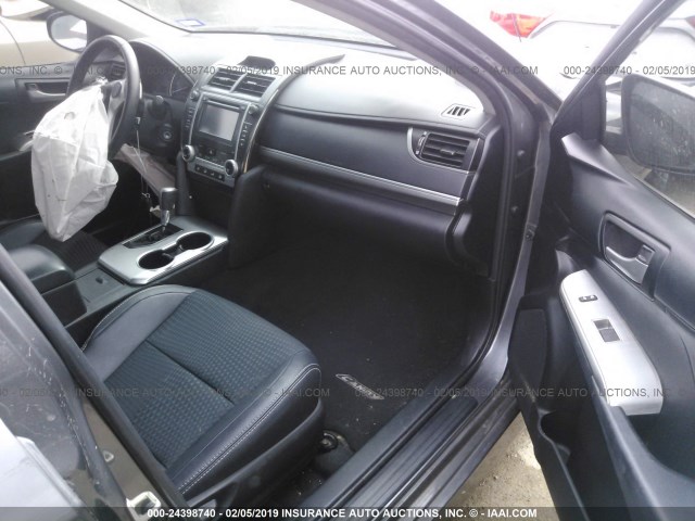 4T1BF1FK2EU325072 - 2014 TOYOTA CAMRY L/SE/LE/XLE 灰色 照片 5