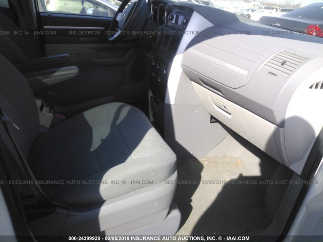 2D4RN4DE1AR426697 - 2010 DODGE GRAND CARAVAN SE WHITE photo 5