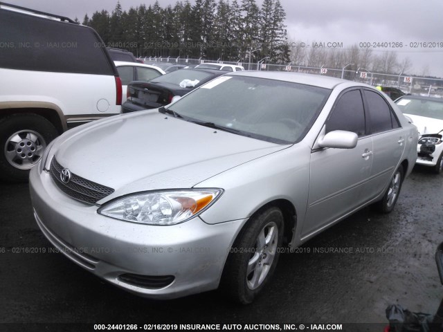 JTDBE32KX40258199 - 2004 TOYOTA CAMRY LE/XLE Күміс фото 2