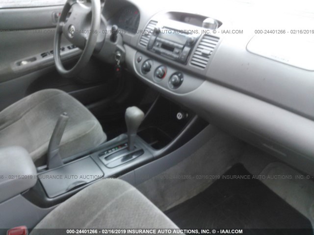 JTDBE32KX40258199 - 2004 TOYOTA CAMRY LE/XLE Күміс фото 5