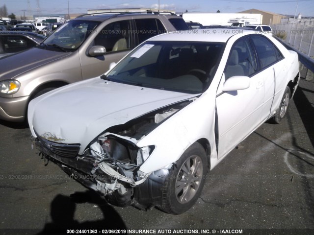 4T1BF30K35U621318 - 2005 TOYOTA CAMRY LE/XLE/SE WHITE photo 2