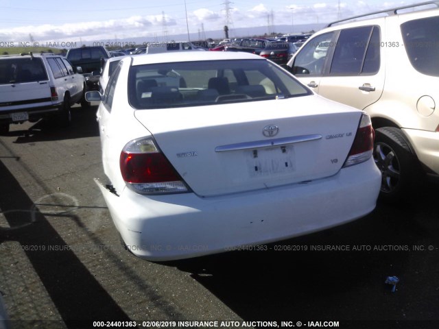 4T1BF30K35U621318 - 2005 TOYOTA CAMRY LE/XLE/SE WHITE photo 3