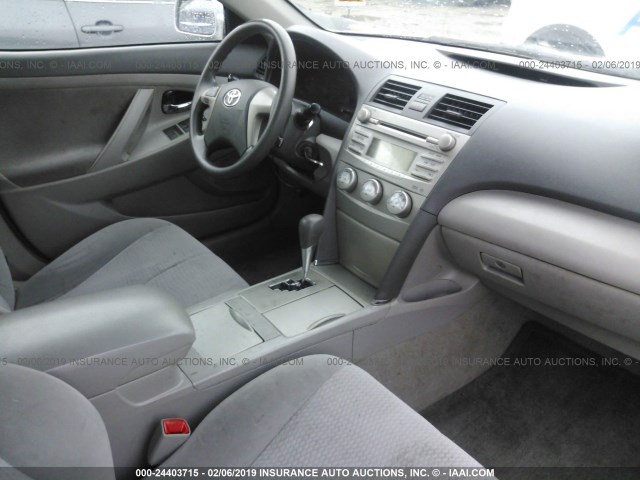 4T1BF3EK6BU699337 - 2011 TOYOTA CAMRY SE/LE/XLE SILVER photo 5