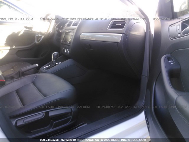 3VWD07AJ5FM278123 - 2015 VOLKSWAGEN JETTA SE WHITE photo 5